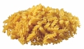 Makaron fusilli żółte spiralki w stosie na białym tle Bartscher 101973
