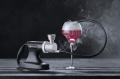 Pistolet wędzarniczy podający dym do szklanki z czerwonym drinkiem Hendi 199640
