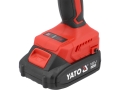 Akumulator 18V Li-Ion podłączony do wkrętarki w zbliżeniu YATO YT-8277905