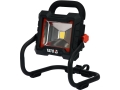 Reflektor LED akumulatorowy z czarnym uchwytem i podstawką, widok z przodu YATO YT-82961