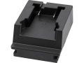 Czarny adapter gniazda akumulatora Milwaukee z metalowymi stykami, widok z ukosa YATO YT-829672