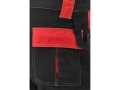 Czerwona patka kieszeni spodni roboczych czarnych zbliżenie na zapięcie YATO YT-80933