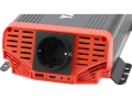 Gniazdo Schuko i porty USB w przetwornicy napięcia samochodowej, widok z bliska YATO YT-81482