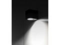 Czarna lampa ścienna zewnętrzna świecąca w dół i w bok w ciemnym wnętrzu YATO YT-81900