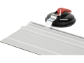 Zbliżenie na przyssawkę mocującą na aluminiowej prowadnicy do płytek YATO YT-821591