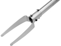 Widełkowe mocowanie tyczki do zacieraczki, zbliżenie na srebrny aluminiowy element YATO YT-82332