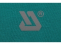 Szare logo marki na zielonym materiale koszulki polo w zbliżeniu YATO YT-78618