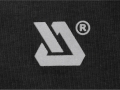 Srebrne logo na czarnej koszulce roboczej, zbliżenie YATO YT-78833