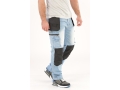 Spodnie robocze jeans niebieskie na mężczyźnie, widok z boku, kieszeń na nogawce YATO YT-79070