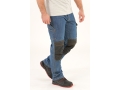 Spodnie robocze jeansowe na nodze, model w buty robocze, widok z boku YATO YT-79083