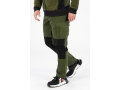 Spodnie robocze zielone z czarnymi wstawkami na nodze, widok z boku na modelu YATO YT-79125