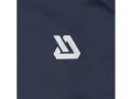 Srebrne logo marki na granatowym materiale peleryny, zbliżenie YATO YT-79731