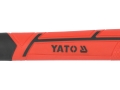 Czerwony chwyt trzonka siekiery z logo YATO, zbliżenie YT-79981