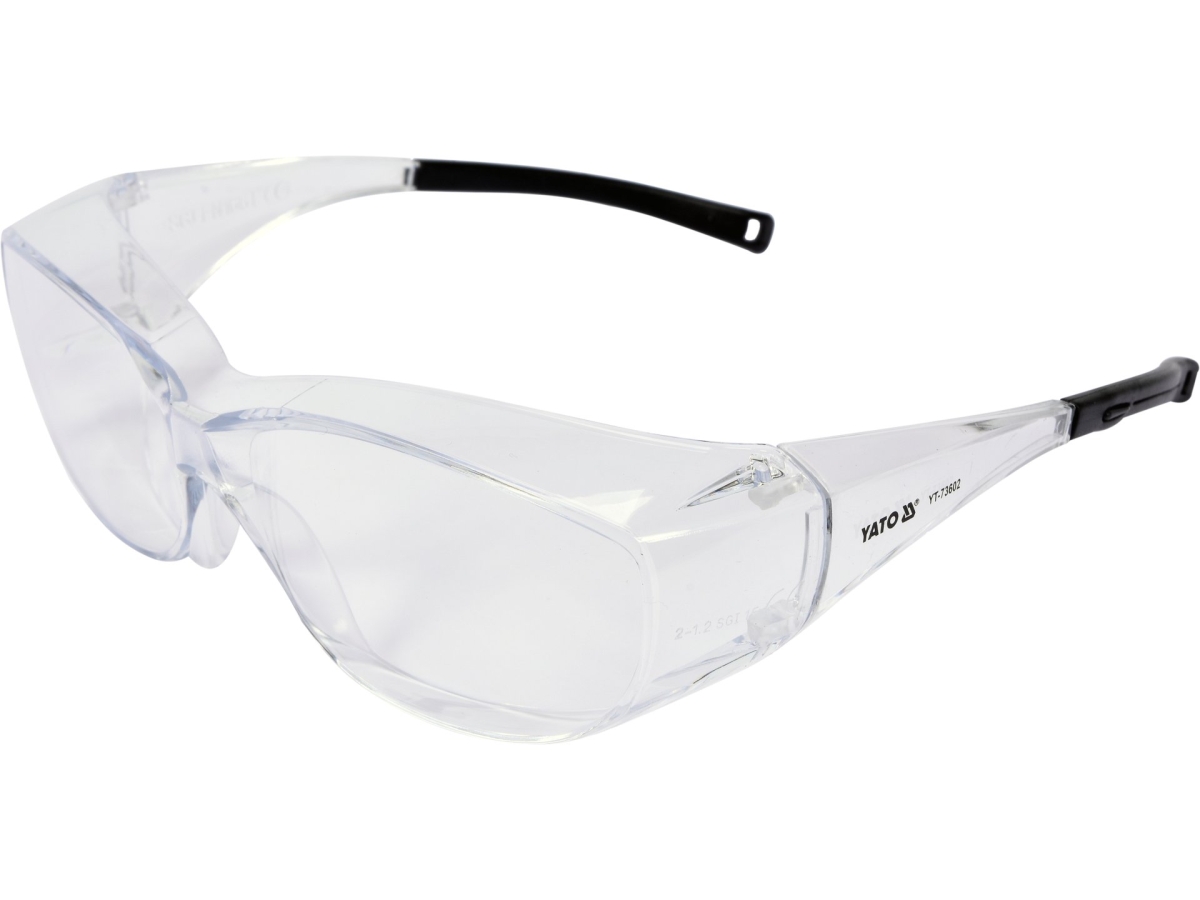 Okulary ochronne fit over przezroczyste z czarnymi zausznikami, widok z przodu pod kątem YATO YT-73602