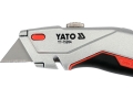 Nożyk YATO YT-75204 zbliżenie na ostrze trapezowe i czerwony przycisk
