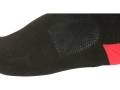 Zbliżenie na strukturę ażurowej tkaniny skarpety czarnej z czerwonym wzmocnieniem YATO YT-78340
