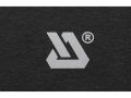 Srebrne logo na czarnym T-shircie męskim, zbliżenie YATO YT-78424