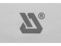 Szare logo z symbolem i znakiem towarowym na białym materiale koszulki, zbliżenie YATO YT-78430