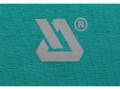 Zbliżenie na srebrne logo na zielonym t-shircie z tkaniny YATO YT-78440