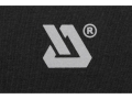 Zbliżenie na srebrne logo na czarnym T-shircie męskim YATO YT-78473