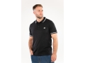 Czarna koszulka polo na mężczyźnie, widok z boku z rękami w kieszeniach YATO YT-78600