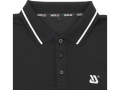 Zbliżenie na kołnierzyk czarnej koszulki polo z logo i trzema guzikami YATO YT-78600