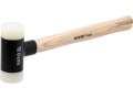 Młotek bezodrzutowy z białymi główkami, widok z lewej strony na drewnianą rączkę YATO YT-4625