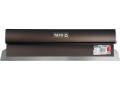 Szpachla wykończeniowa 600 mm ze stalowym ostrzem i ciemną rączką YATO YT-52232