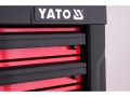 Zbliżenie na czerwone szuflady z logo YATO na czarnym froncie YT-5530