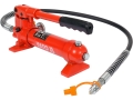 Ręczna pompa hydrauliczna czerwona z długą dźwignią i wężem, widok z boku YATO YT-55510