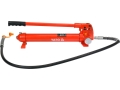Pompa hydrauliczna ręczna czerwona z wężem i zaworem, widok z boku YATO YT-55511