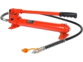 Ręczna pompa hydrauliczna czerwona, dźwignia, wąż z końcówką, widok z boku YATO YT-55511
